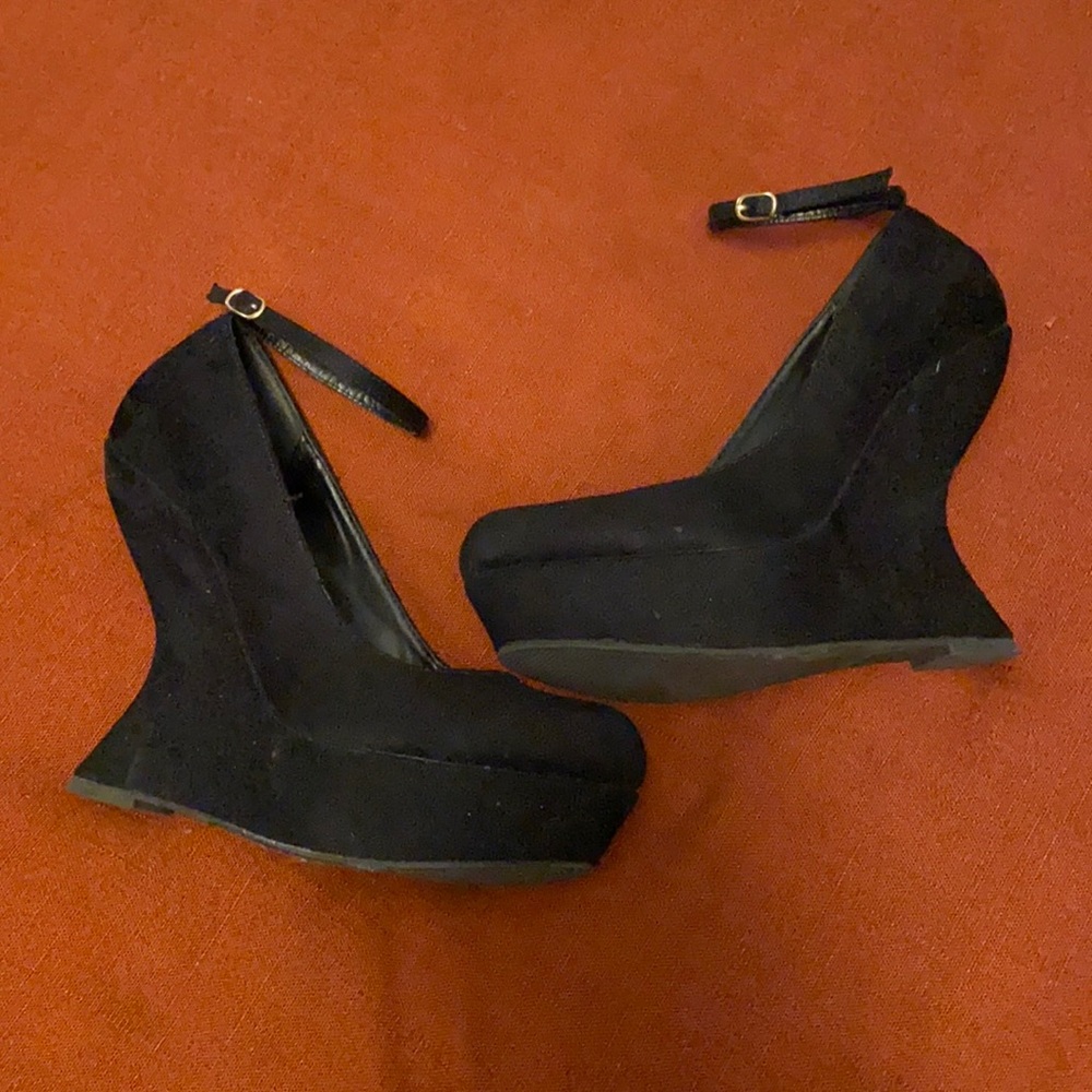 Candies platforms with abstract heel